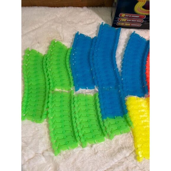 Children’s Magic Tracks Glow in the Dark - Picture 3 of 5